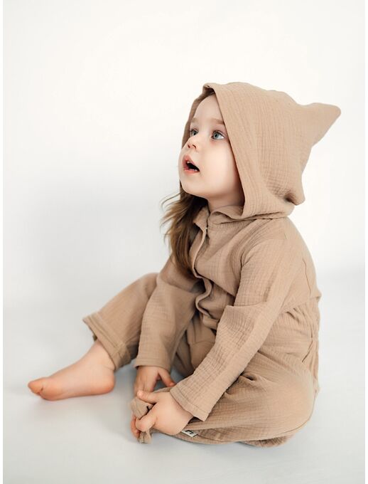 Летний комбинезон из муслина с капюшоном