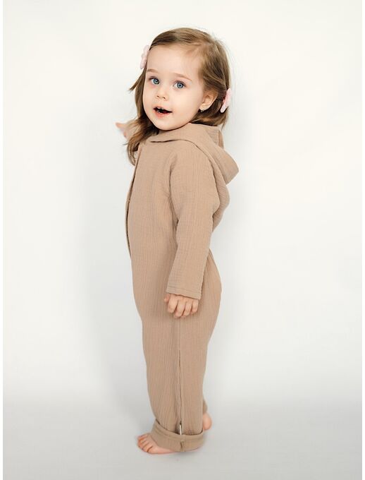 Летний комбинезон из муслина с капюшоном