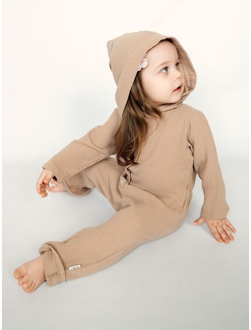 Летний комбинезон из муслина с капюшоном