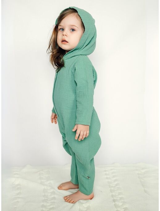 Летний комбинезон из муслина с капюшоном