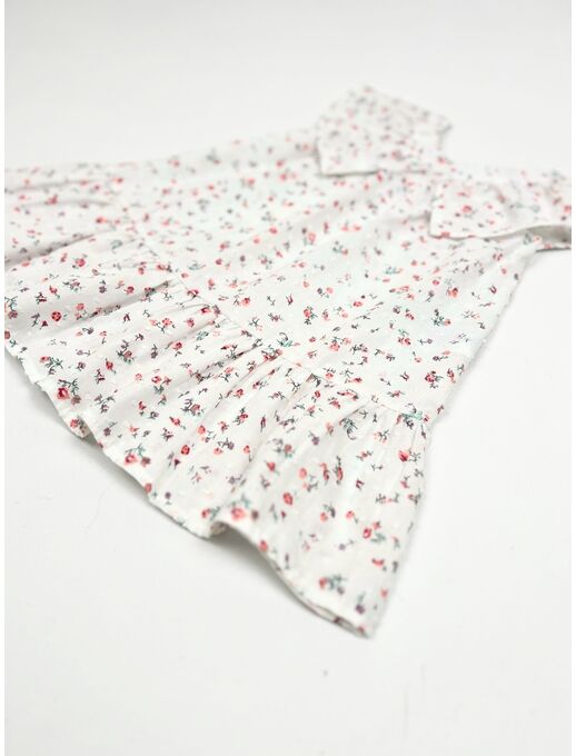 Платье от Bebo (Бебо) с красивым отлетным воротником и притачной юбкой выполненное из легкого и мягкого батиста — отличный выбор для маленьких модниц.