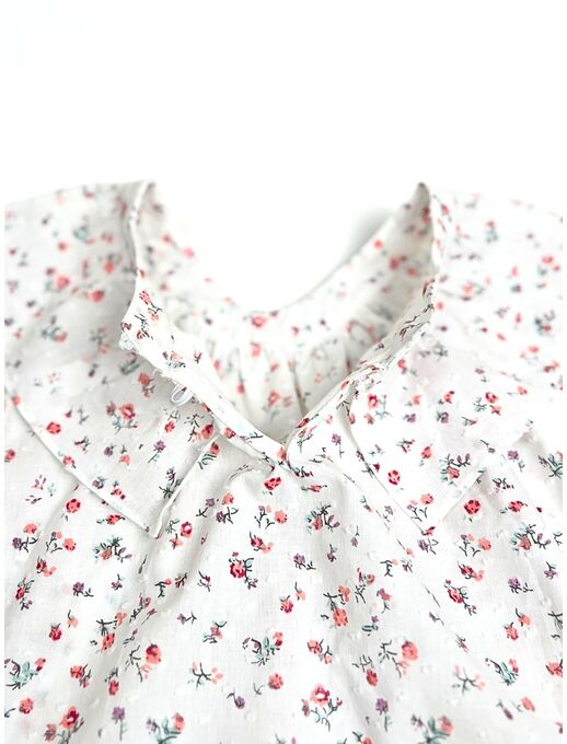 Платье от Bebo (Бебо) с красивым отлетным воротником и притачной юбкой выполненное из легкого и мягкого батиста — отличный выбор для маленьких модниц.