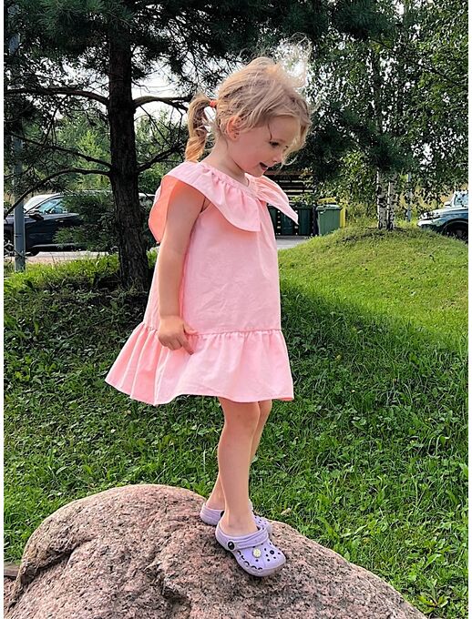 Платье от Bebo (Бебо) с красивым отлетным воротником и притачной юбкой выполненное из легкого и мягкого крэша — отличный выбор для маленьких модниц.