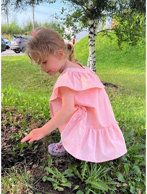 Платье от Bebo (Бебо) с красивым отлетным воротником и притачной юбкой выполненное из легкого и мягкого крэша — отличный выбор для маленьких модниц.