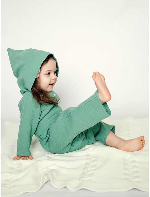 Летний комбинезон из муслина с капюшоном